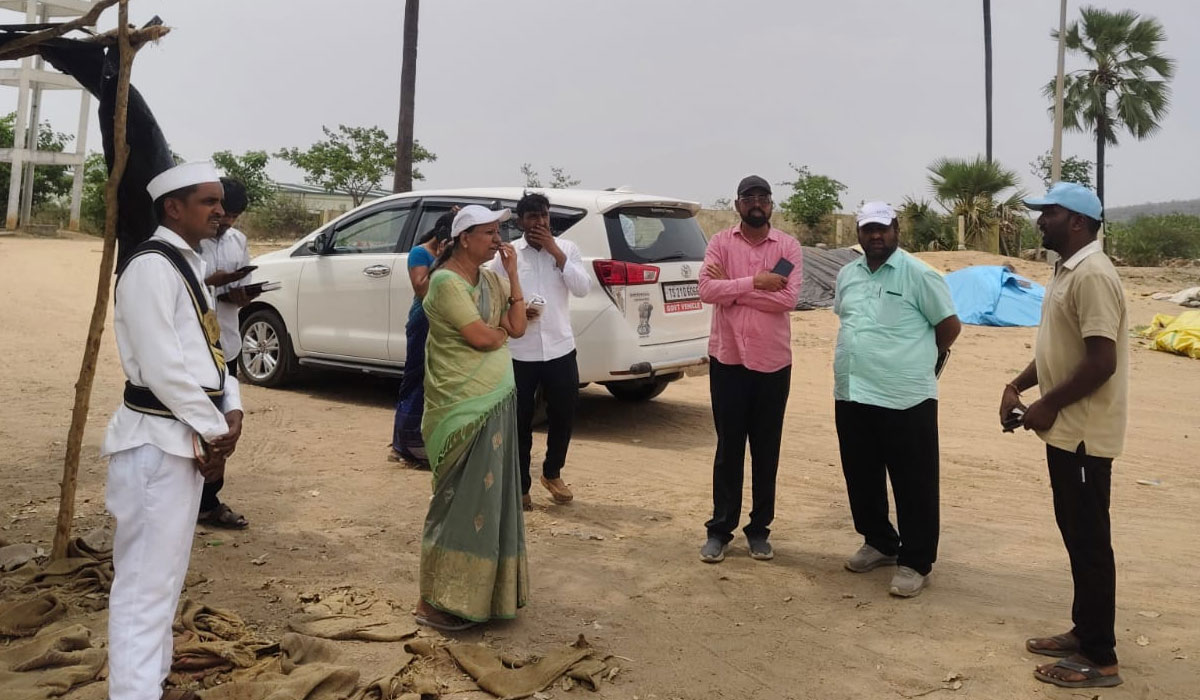Sarangapur | కొనుగోలు చేసిన ధాన్యం వెంటనే మిల్లులకు తరలించాలి.. జగిత్యాల జిల్లా అదనపు కలెక్టర్ బీఎస్ లత