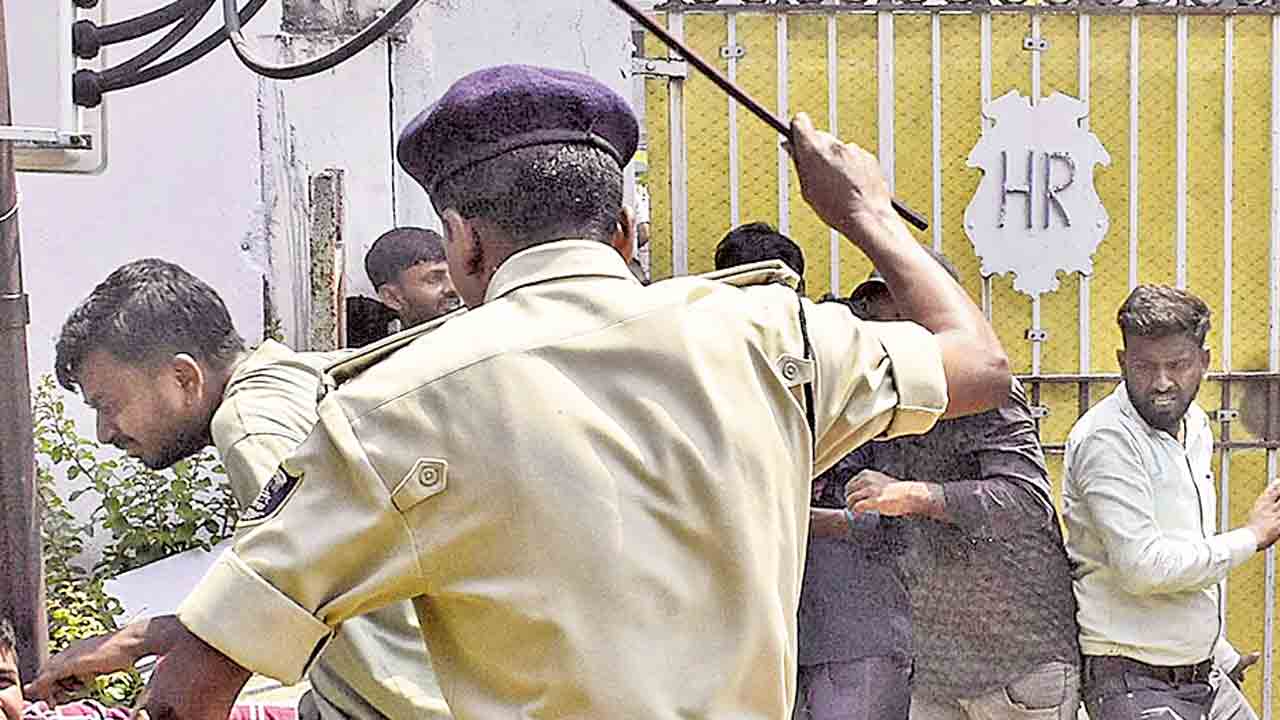 నిరుద్యోగులకు లాఠీ దెబ్బలే బహుమతా?