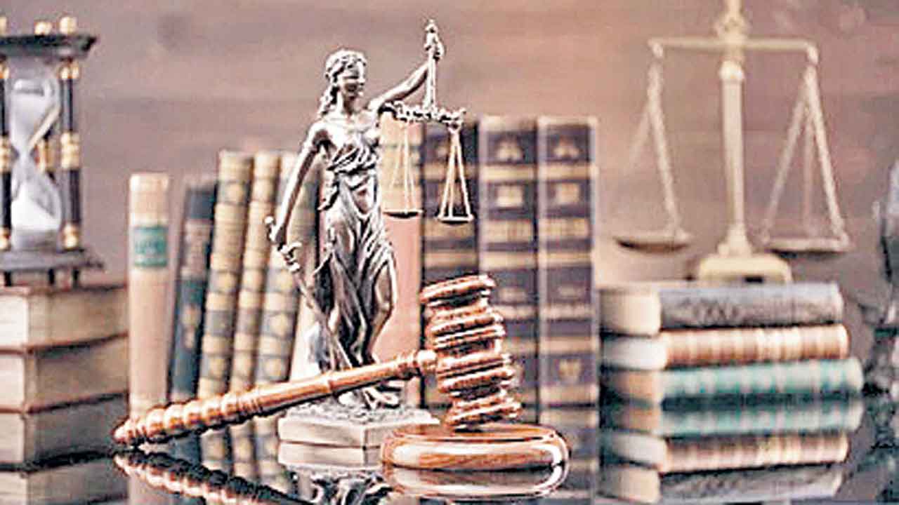 చట్టం ఎవరికీ చుట్టం కాకూడదు