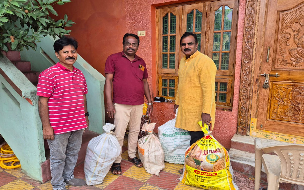 పిల్లలమర్రి పినవీరభద్ర కళాపీఠం గ్రంథాలయానికి వెయ్యి పుస్తకాలు వితరణ