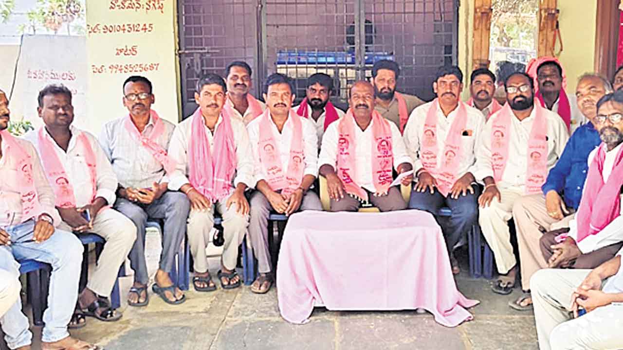 పొద్దున కాంగ్రెసోళ్లతో.. రాత్రి బీజేపోళ్లతో రేవంత్‌ చర్చలు