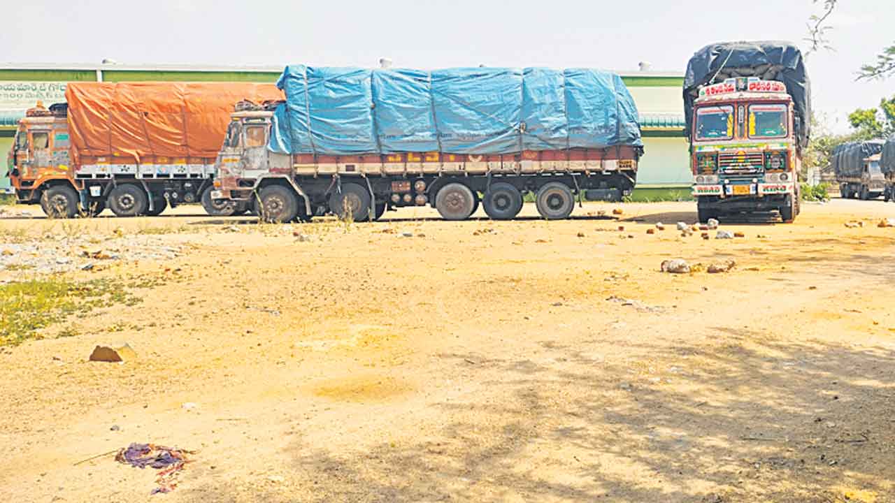 ధాన్యం దిగుమతి కాక.. లారీ డ్రైవర్ల అవస్ధలు