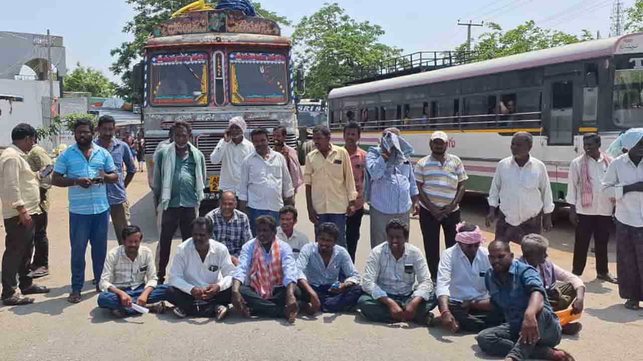 Mudhigonda | ఖమ్మం జిల్లాలో మక్కలు కొనుగోలు చేయాలని రైతుల మెరుపు ధర్నా