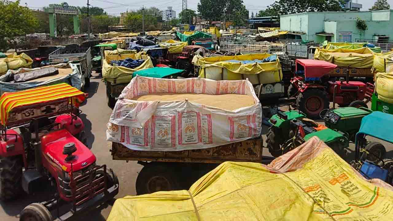 ఆదిలాబాద్ మార్కెట్ యార్డ్‌కు పోటెత్తిన మక్కలు..అధికారుల నిర్లక్ష్యంతో ఇబ్బందిపడుతున్న రైతులు