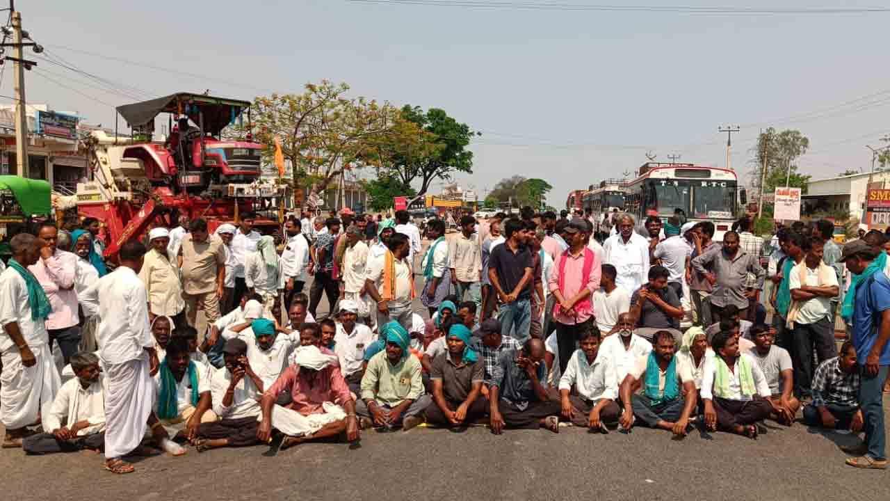 మక్కలు కొనుగోలు చేయాలని నిర్మల్ జిల్లాలో రైతుల ధర్నా