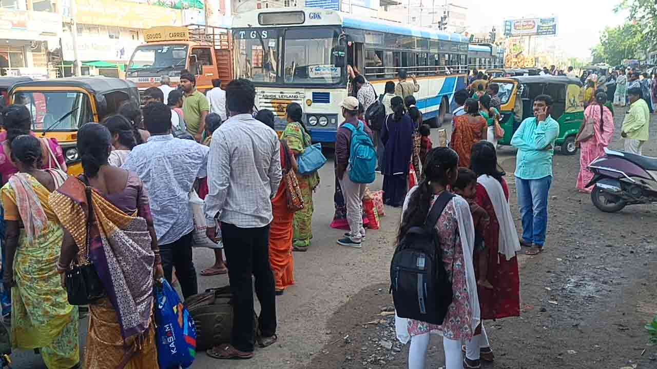 Mancherial | మంచిర్యాలలో ఆర్టీసీ కార్మికుల ధర్నా.. ఆగిపోయిన బస్సులు.. ఇబ్బంది పడుతున్న ప్రయాణికులు!