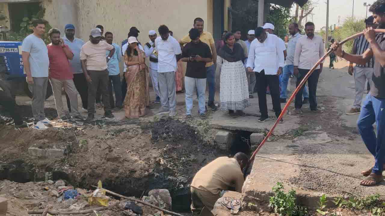 Ramagundam Mayor | వరద ముప్పు నివారణకు కాలువల్లో పూడిక తొలగింపు..!