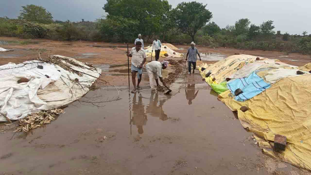 Medak | మెదక్ జిల్లాలో  ఈదురు గాలుల బీభత్సం.. తడిసి ముద్దయిన ధాన్యం