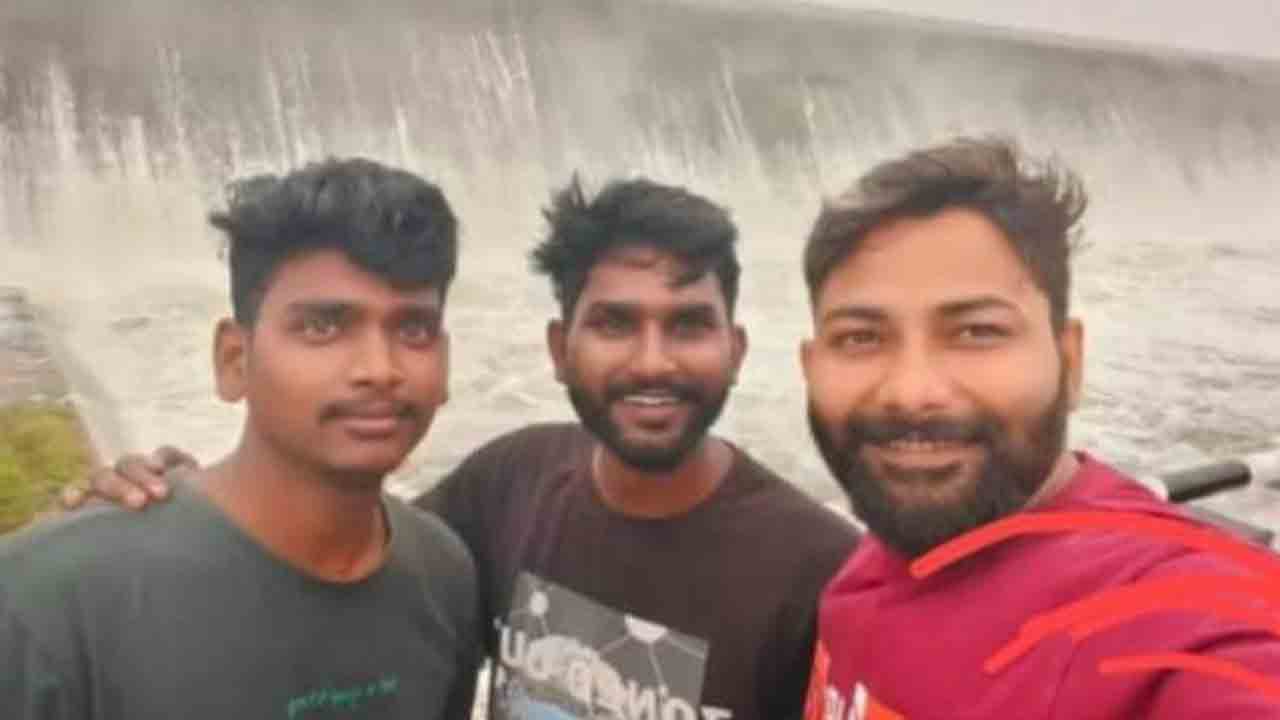 Narsapur | మృత్యువులోను వీడని బంధం..ఈతకు వెళ్లి  ముగ్గులు స్నేహితులు మృతి.. ఈతకు వెళ్లి ముగ్గురు స్నేహితులు మృతి