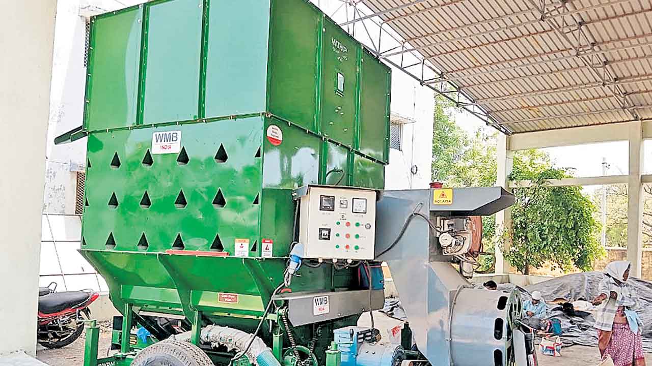 రైతులకు అక్కరకు రాని యంత్రాలు