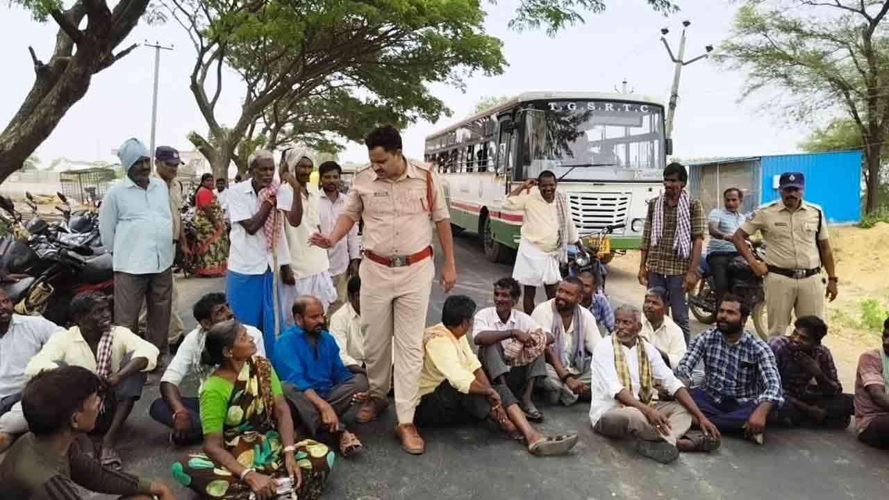 Shivvampeta : లారీలు లేక కొనుగోలు కేంద్రంలోనే నిలిచిన ధాన్యం.. రైతుల ఆందోళ