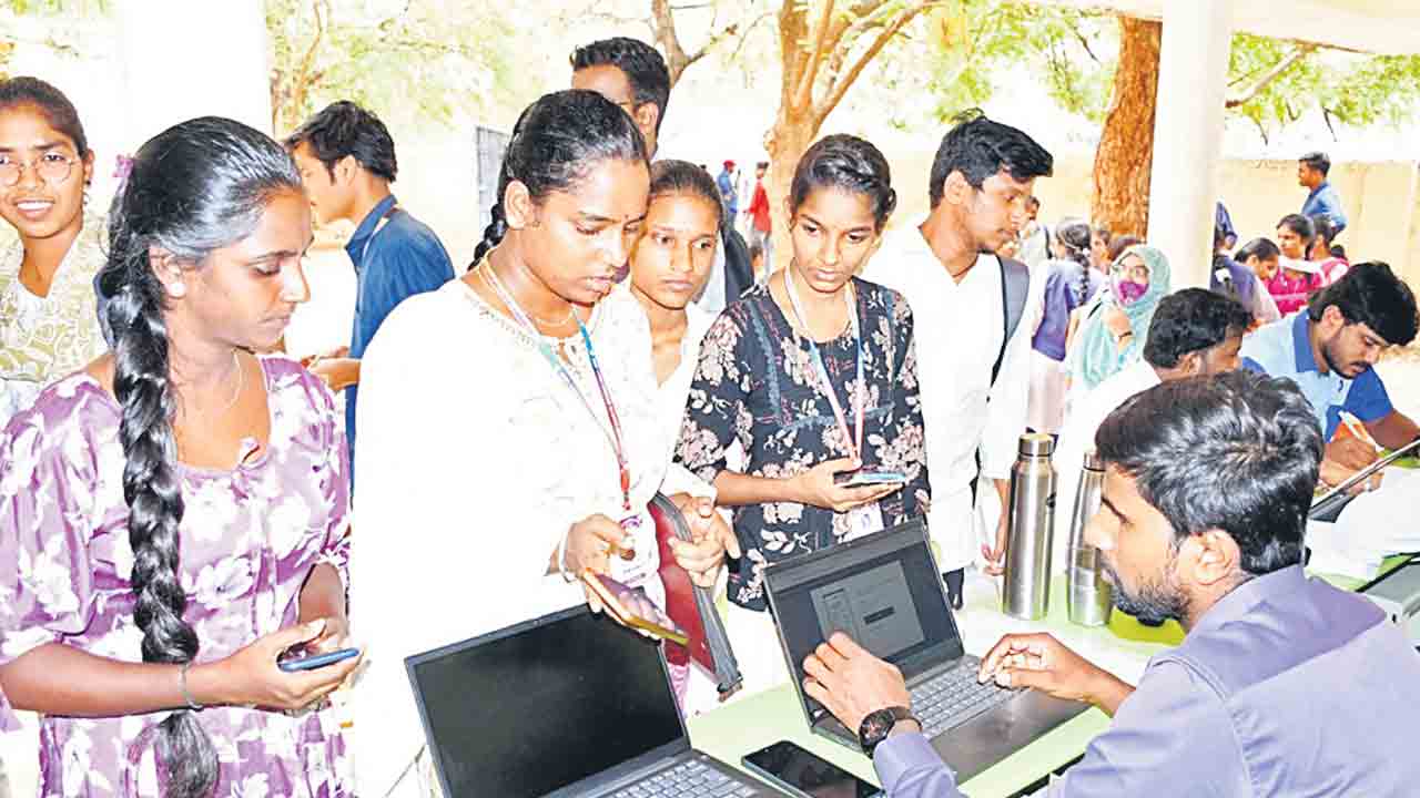 ఉపాధి కల్పించేందుకే జాబ్‌మేళా