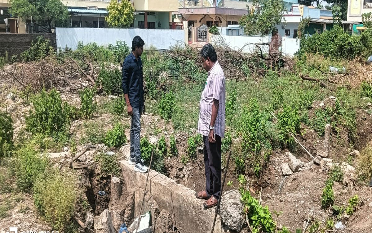 కారేప‌ల్లిలో మిష‌న్ భ‌గీర‌థ పైప్‌లైన్‌ లీకేజీలకు మరమ్మతులు