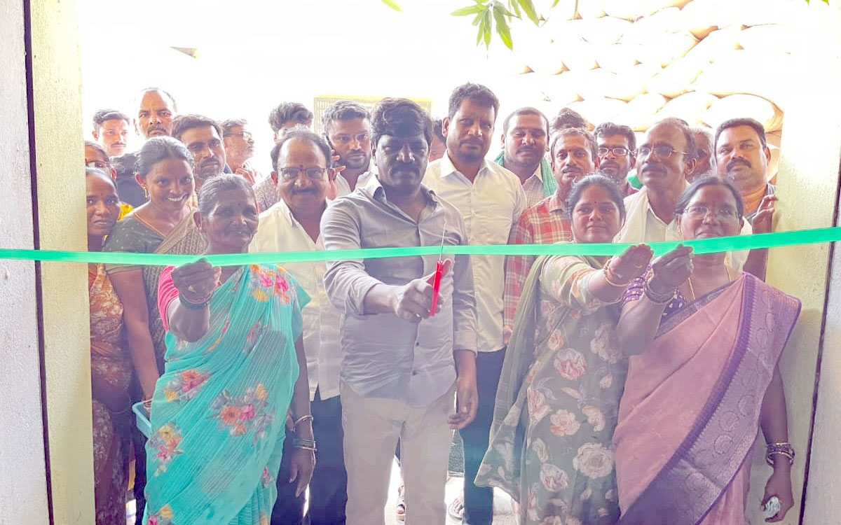 తేమ, తాలుపేరుతో రైతులను ఇబ్బంది పెట్టొద్దు : ప్రభుత్వ విప్ వేముల వీరేశం
