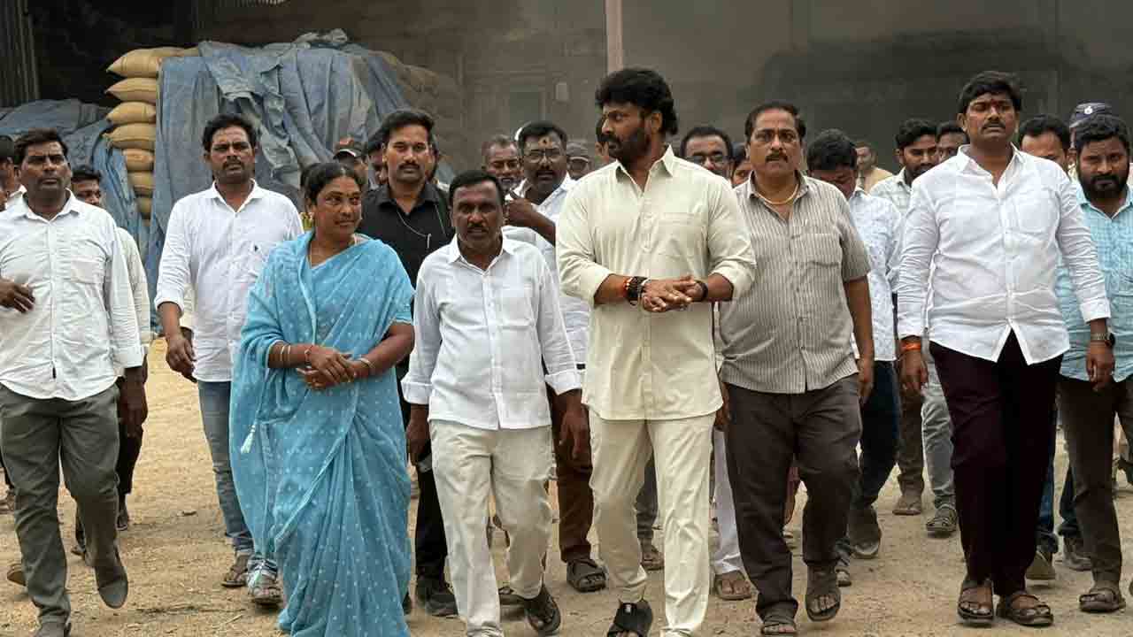 Palakurthy | ధాన్యం అన్ లోడింగ్‌లో తీవ్ర జాప్యం.. మిల్లర్లపై ఎమ్మెల్యే ఆగ్రహం..!