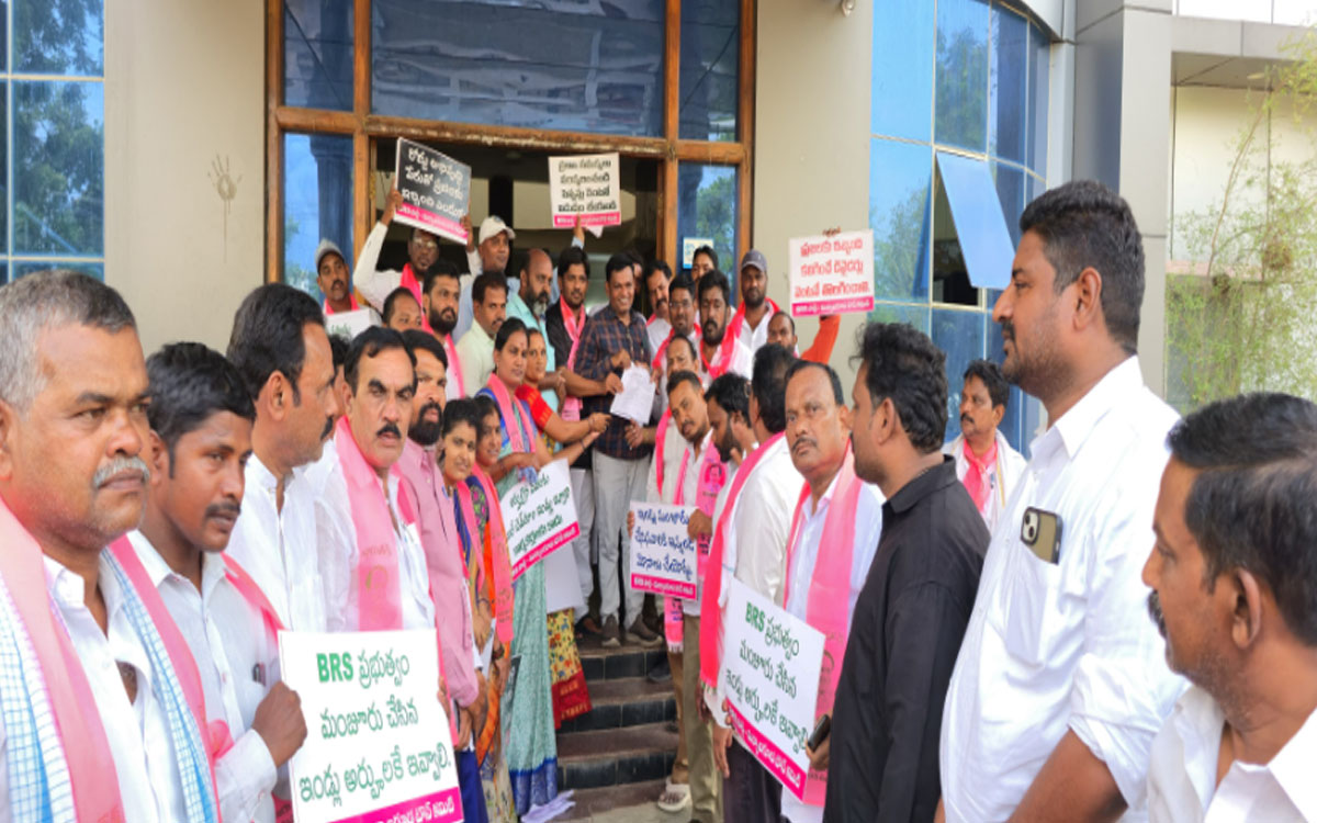 మిర్యాల‌గూడ ప‌ట్ట‌ణ ప్ర‌జ‌ల స‌మ‌స్య‌లు ప‌రిష్క‌రించాల‌ని బీఆర్ఎస్‌ శ్రేణుల ధ‌ర్నా