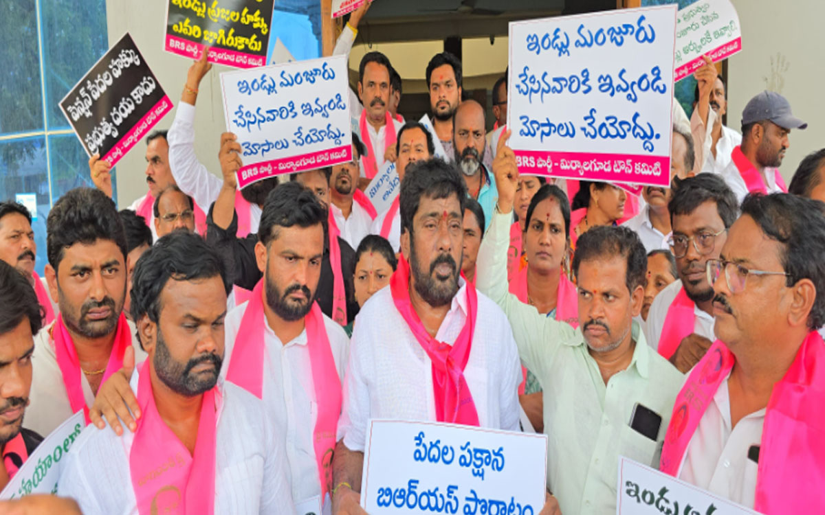 మిర్యాల‌గూడ ప‌ట్ట‌ణ ప్ర‌జ‌ల స‌మ‌స్య‌లు ప‌రిష్క‌రించాల‌ని బీఆర్ఎస్‌ శ్రేణుల ధ‌ర్నా