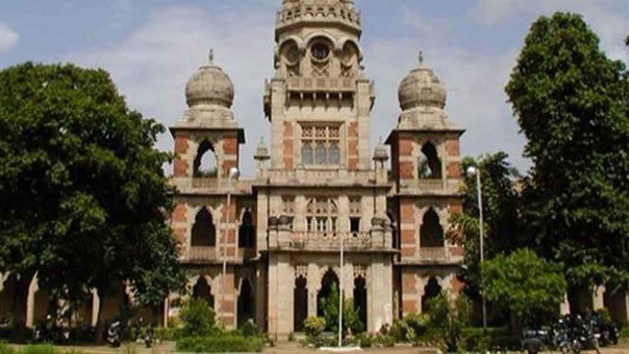 వర్సిటీ లో మోదీపై పాఠం