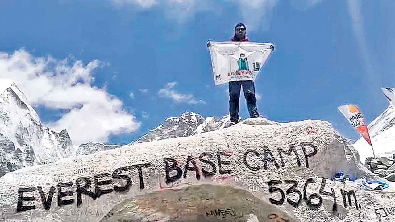 ఎవరెస్ట్‌ను అధిరోహిస్తున్న గిరిజన యువకుడు