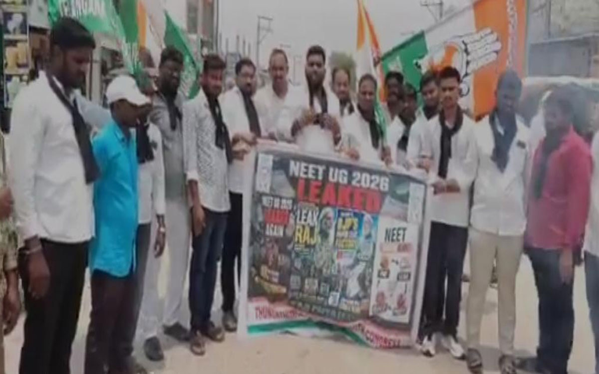 నీట్ పేపర్ లీక్.. మోదీ దిష్టిబొమ్మ దహనం