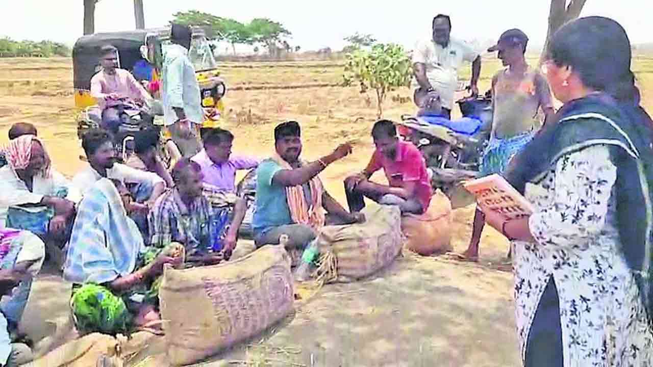 నా కాళ్లు మొక్కితే ఏం లాభం.. వెళ్లి కలెక్టర్ కాళ్లు మొక్కండి.. రైతులతో రెవెన్యూ ఇన్‌స్పెక్టర్