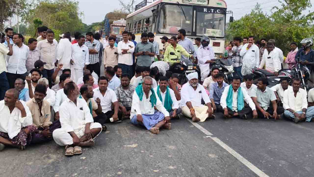 నిర్మల్ జిల్లాలో జొన్నల కొనుగోలు కేంద్రాలు ఏర్పాటు చేయాలని రైతుల ఆందోళన