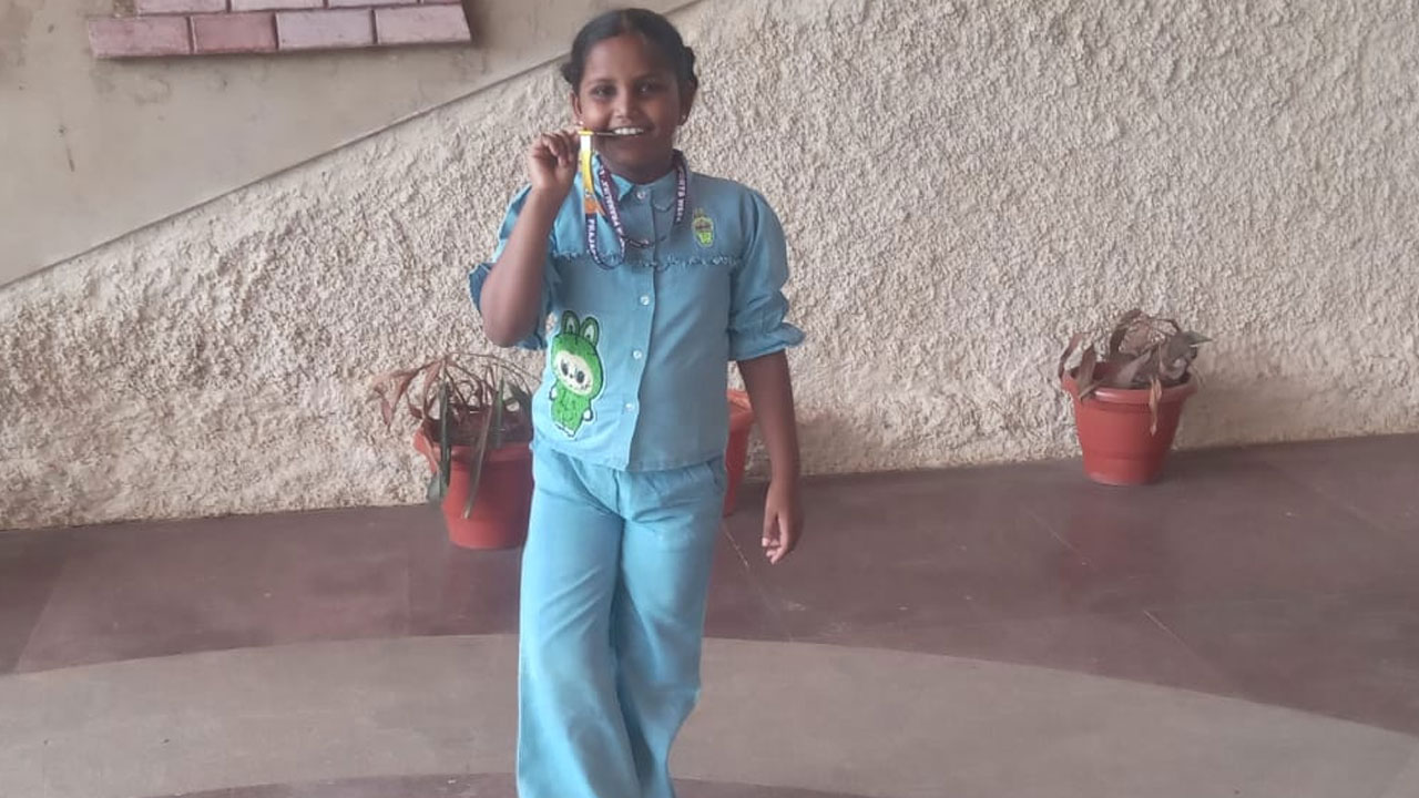 Swimming Competition: స‌మ్మ‌ర్ కాంపిటీష‌న్‌లో యువ స్విమ్మ‌ర్ నిత్య ప్రియకు మెడ‌ల్