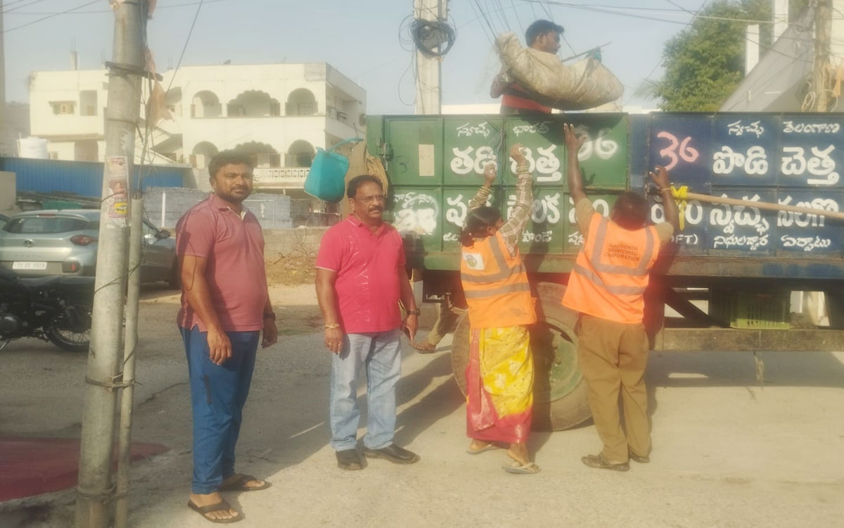 గాలివాన అనంతరం వేగంగా శుభ్ర‌తా చ‌ర్య‌లు : మున్సిపల్ కమిషనర్ శరత్‌చంద్ర