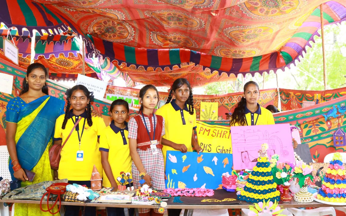 'విద్యార్థులు చదువుతో పాటు కళ‌లు, చేతి వృత్తుల్లో నైపుణ్యాలు పెంచుకోవాలి'