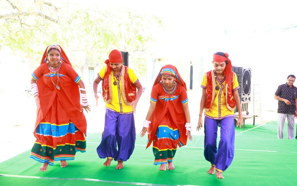 'విద్యార్థులు చదువుతో పాటు కళ‌లు, చేతి వృత్తుల్లో నైపుణ్యాలు పెంచుకోవాలి'