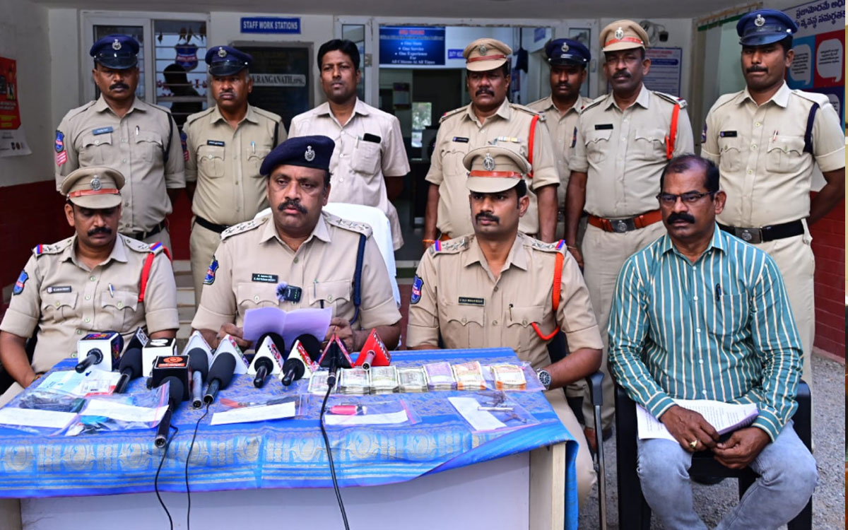 బ్యాంకుల వద్ద దొంగతనాలకు పాల్పడుతున్న అంతర్రాష్ట్ర దొంగల ముఠా అరెస్ట్‌
