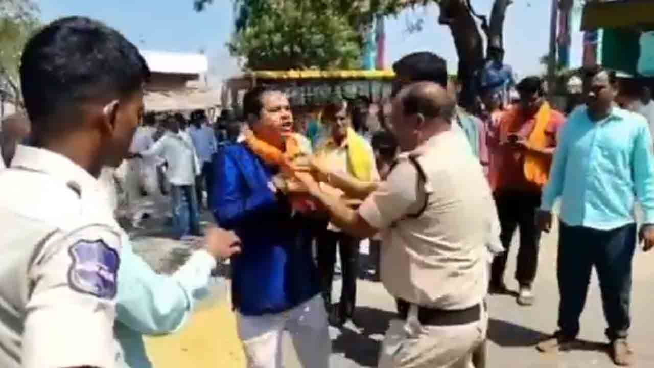 Nizamabad | నిజామాబాద్‌ జిల్లాలో ఒంటిపై డీజిల్ పోసుకొని రైతు ఆత్మహత్యాయత్నం : వీడియో
