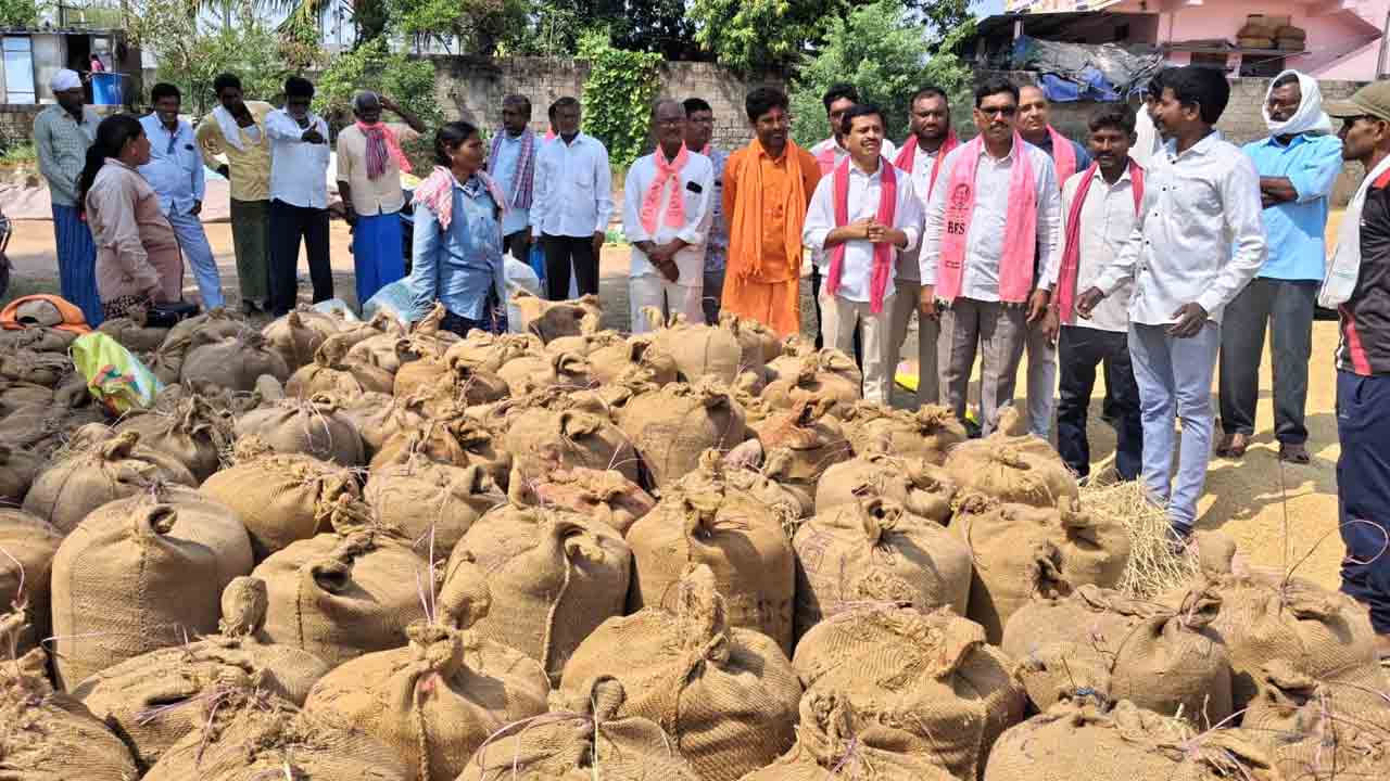 Odela | ధాన్యం కొనుగోలు కేంద్రాల్లో రైతుల ఇబ్బంది పడుతున్నారు : బీఆర్ఎస్ నాయకులు