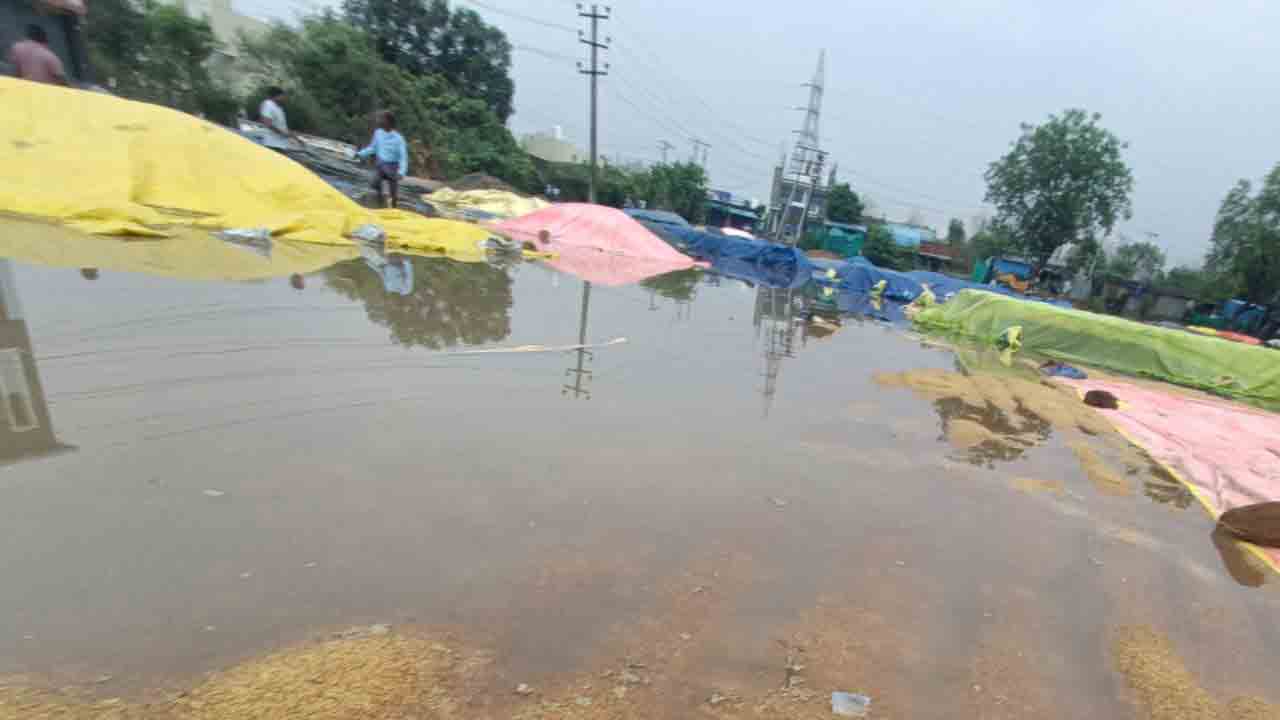 జయశంకర్ భూపాలపల్లి జిల్లాలో అకాల వర్షం.. తడసి ముద్దయిన ధాన్యం