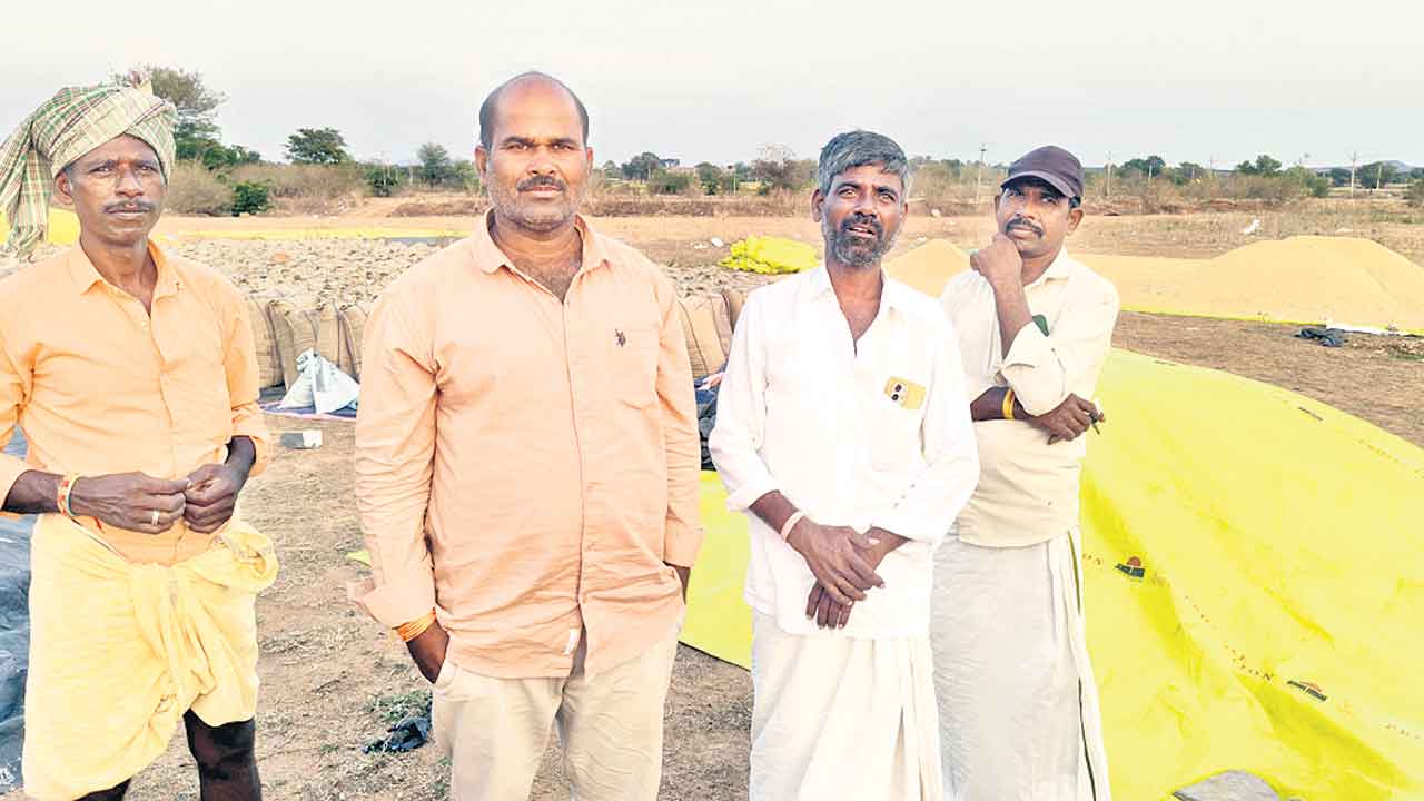 సారూ.. మా వడ్లు కొనరూ..?