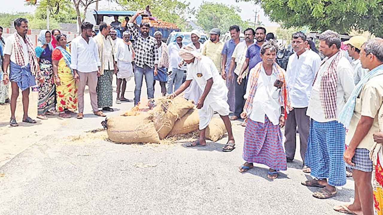 ధాన్యానికి నిప్పంటించి నిరసన