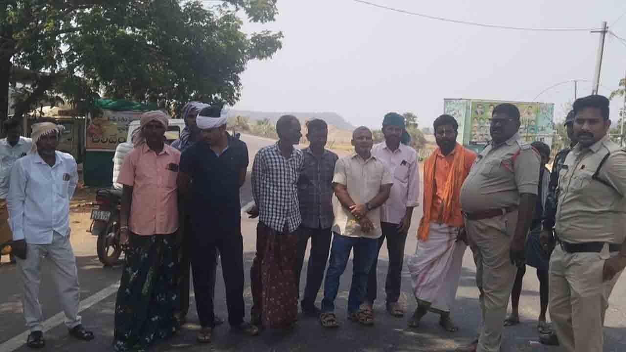 Manthani rural | ధాన్యం కొనుగోలు చేయాలని మంథని-కాటారం ప్రధాన రహదారి రైతుల ధర్నా