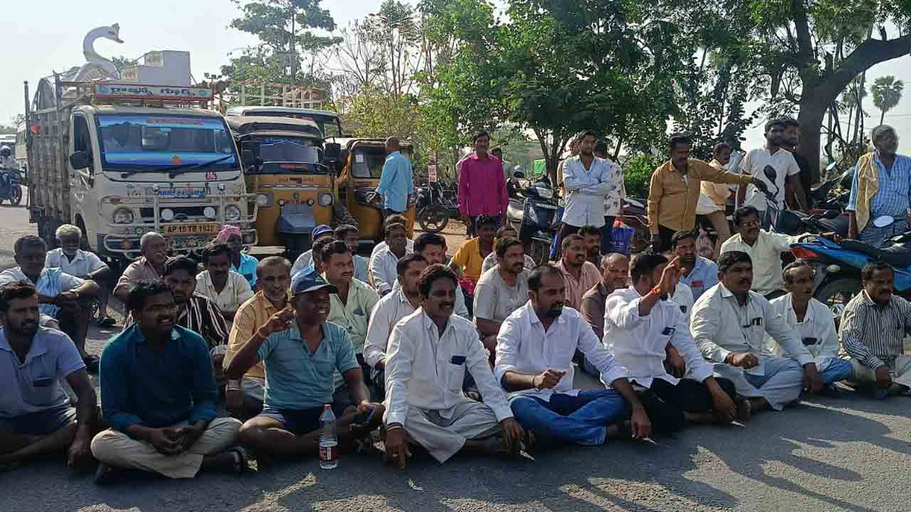 Yllareddypeta | అధిక తూకంపై ఆగ్రహం..  రోడ్డెక్కిన అన్నదాతలు