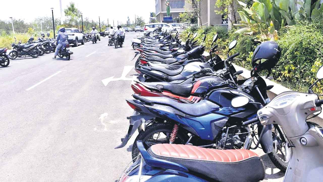 నిర్మల్‌ కలెక్టరేట్‌లో పార్కింగ్‌ కరువు