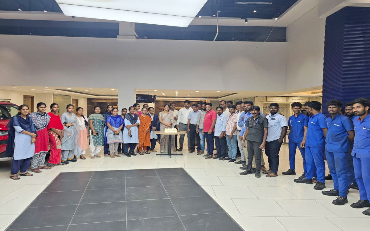 న‌ల్ల‌గొండ‌ పవన్ మోటార్స్ నందు మంత్రి కోమ‌టిరెడ్డి పుట్టినరోజు వేడుక‌లు