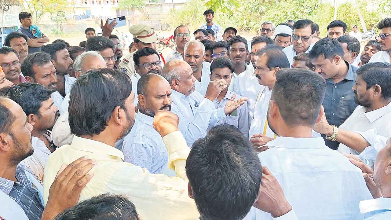 ఎమ్మెల్యే పాయల్‌ శంకర్‌ను నిలదీసిన రైతులు
