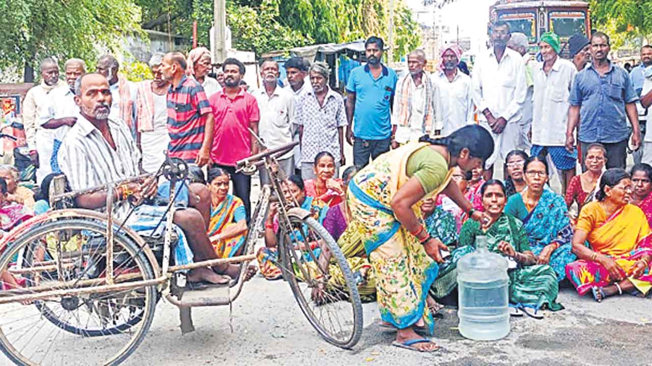 సకాలంలో పింఛన్‌ చెల్లించాలి