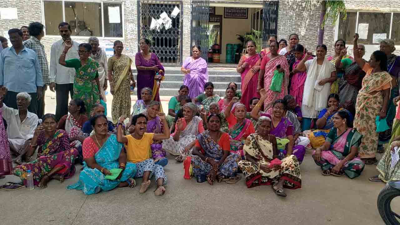పెన్షన్ల కోసం మున్సిపల్ కార్యాలయం ఎదుట వృద్ధుల ధర్నా