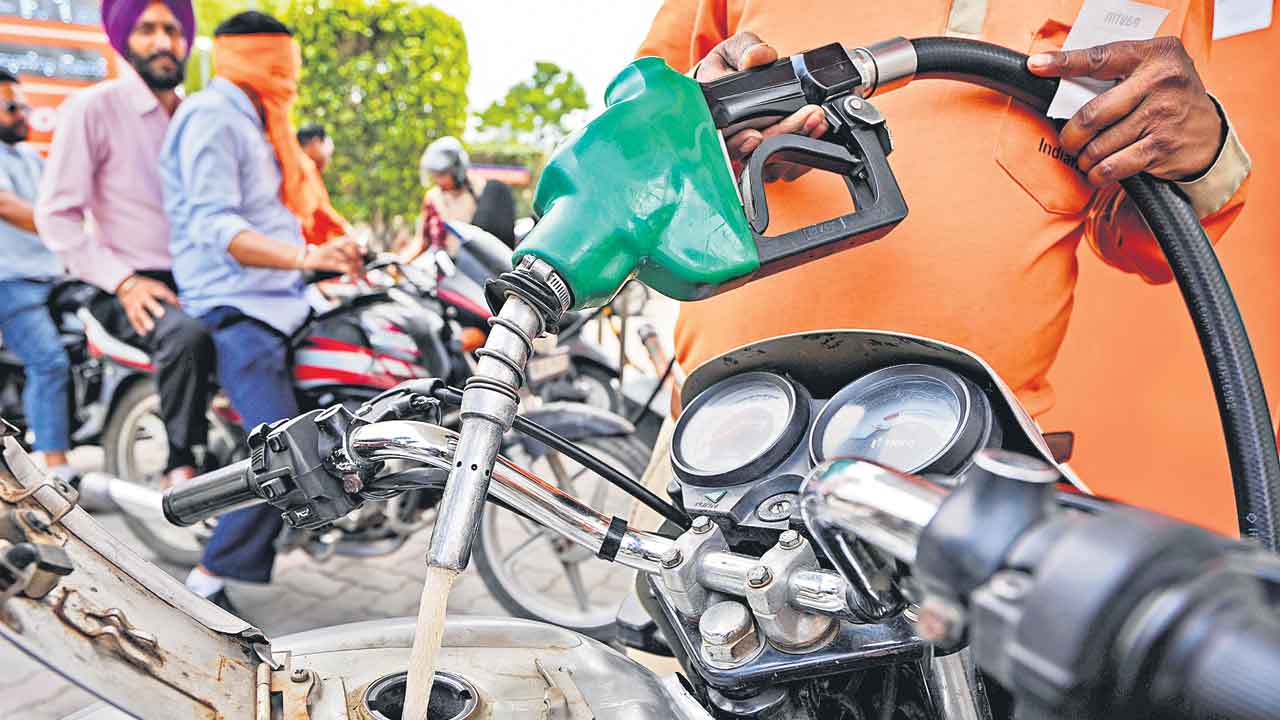 సామాన్యుడిపై పెట్రో బాంబ్‌