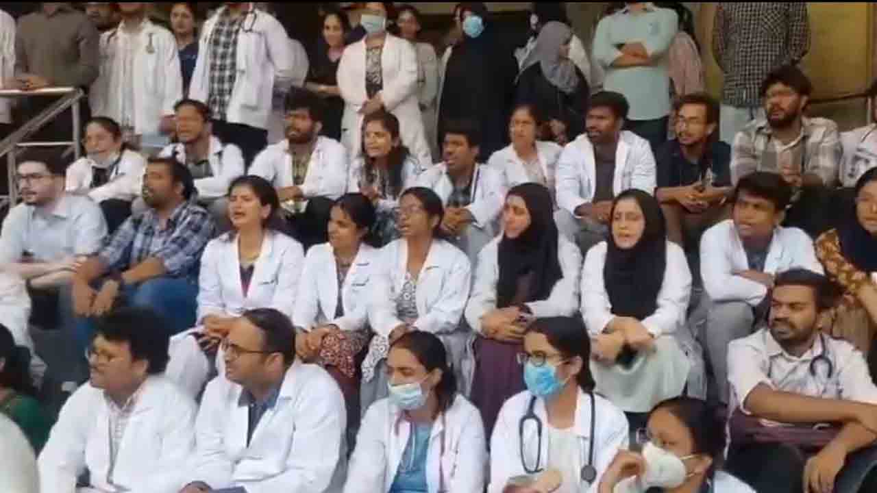 Gandhi Hospital | సికింద్రాబాద్ గాంధీ దవాఖానలో జూనియర్ డాక్టర్ల ఆందోళన : వీడియో