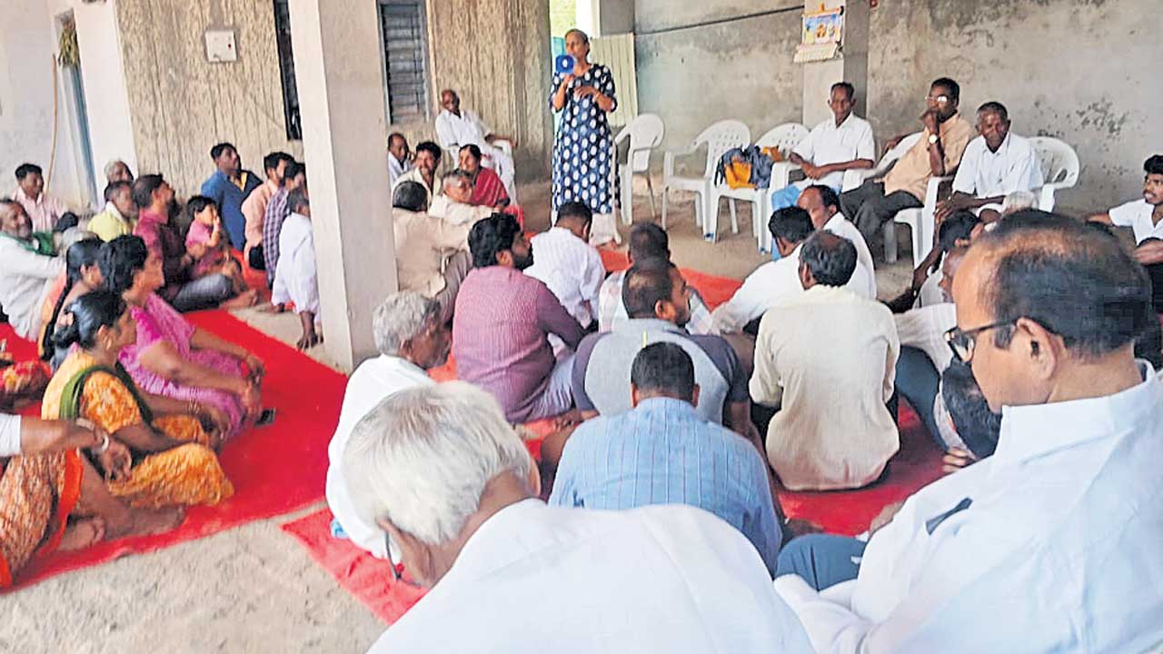 మా భూముల జోలికి రావొద్దు