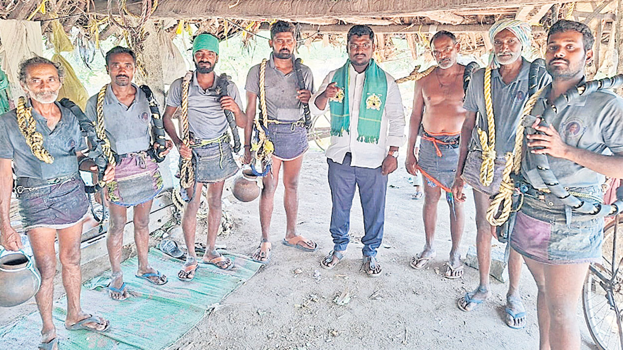 తాటి ఫెస్టివల్‌ నిలిపివేయాలి