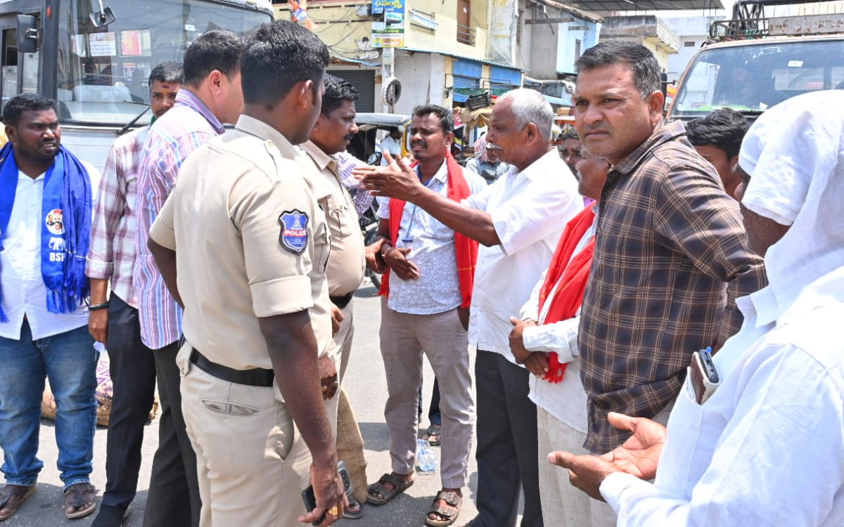 భూదాన్ పోచంపల్లిలో రైతుల ధర్నా