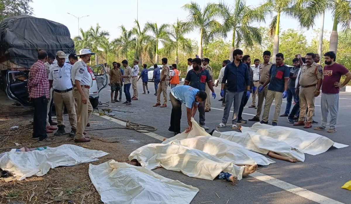 Road Accident | హైదరాబాద్ ఓఆర్ఆర్ వద్ద రోడ్డు ప్రమాదం.. ఆరుగురు సిరిసిల్ల వాసుల మృతి