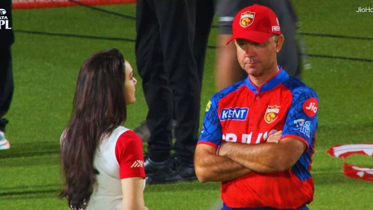 Preity Zinta: పంజాబ్‌కు షాకిచ్చిన ముంబై.. రికీ పాటింగ్‌తో ప్రీతి జింతా సుదీర్ఘ చ‌ర్చ‌
